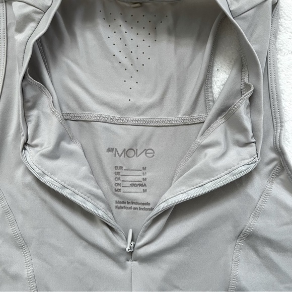 H&M DryMove Spots Crop Top - Picture 4 of 5